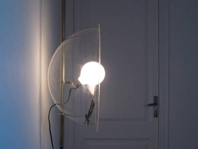 Lagranja está compuesta por un recuperado pie de lámpara antiguo, y un tubo de latón Dorado de una instalación eléctrica y una cúpula de metacrilato. Una gran bombilla es el 